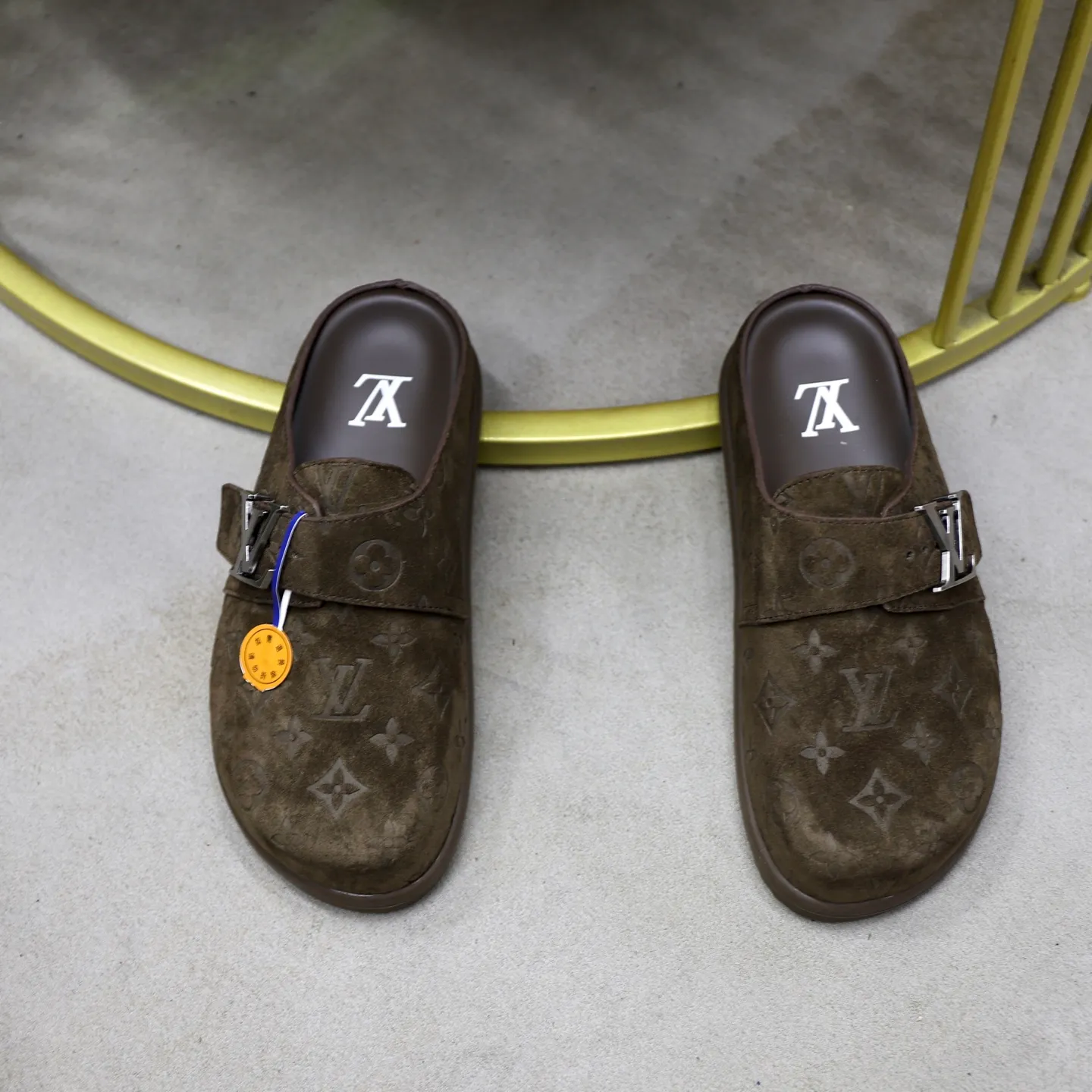 Ex-factory price: 520💰🙅‍♂️🙅‍♂️🙅‍♂️Birkenstock Brand: LV Louis Vuitton Standard code: 38-45 (cowhide lining) Grade: Same as the official website Material: Original leather design Original rubber wear-resistant molded outsole Style category: Men's fashion sandals Distinguished luxury brand elements Top luxury Color: Actual picture color
